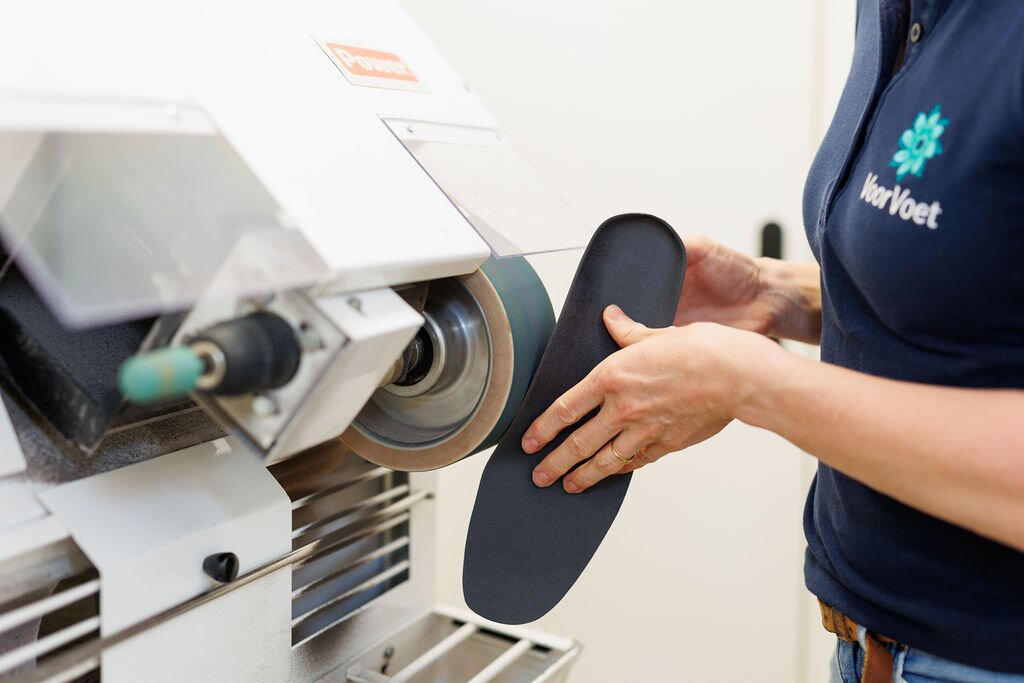 Foto: Podotherapeutische Einlagen sind Maßarbeit. Sie werden digital entworfen. Manchmal ist es notwendig, noch eine kleine Anpassung vorzunehmen. Zum Beispiel die perfekte Passform für einen bestimmten Schuh, der oft mit den Einlagen getragen wird.