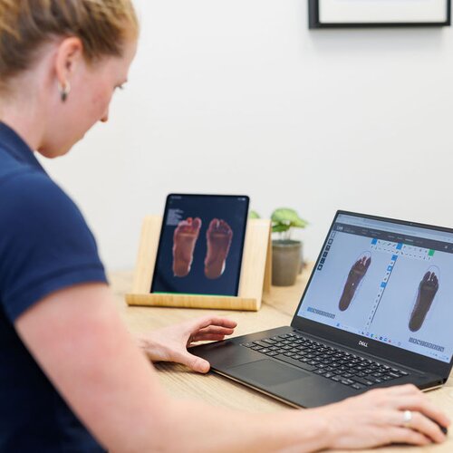 Voor de perfecte steunzool wordt een 3D scan gemaakt van de voet.